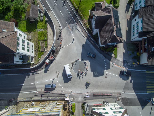 Mehr Verkehrssicherheit: Im Zentrumsbereich von Ettiswil wurden zwei Minikreisel und an neuralgischen Stellen Fussgängerinseln erstellt. (Bild: PD)