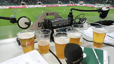 Viel Bier, viel Leidenschaft für Grünweiss: So ging es auf den Toxic.fm-Kommentatorenplätzen bei Spielen des FC St.Gallen zu. (Bild: pd/Facebook)