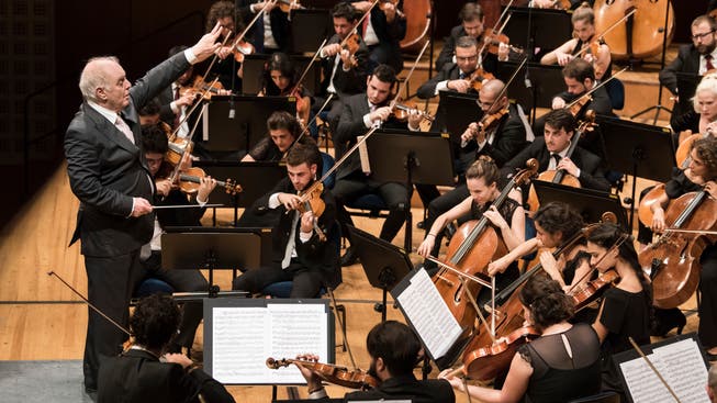 Daniel Barenboim dirigiert das West-Eastern Divan Orchestra.Bild: Priska Ketterer / LUCERNE FESTIVAL