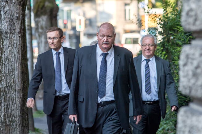 Adi Achermann (links) und Daniel Bussmann (Mitte) mit ihren Anwälten auf dem Weg zum Kantonsgericht. (Bild: Pius Amrein (Luzern, 23. August 2018))