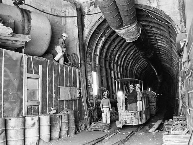 Aufnahme aus dem Jahr 1980 im Furka-Basistunnel, der nun für 190 Millionen Franken saniert wird. (Bild: KEYSTONE/STR)