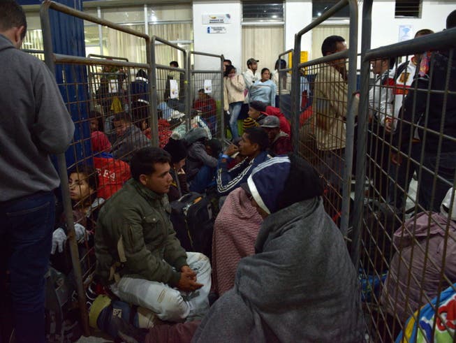 Flüchtlinge aus Venezuela warten am Donnerstag (Ortszeit) in Tulcan, Ecuador, auf Busse, die sie nach Peru bringen sollen. (Bild: Keystone/EPA EFE/CARLOS JIMENEZ)