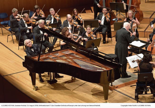 Der Pianist András Schiff und Dirigent Bernard Haitink bei ihrem Auftritt im KKL. (Bild: Peter Fischli/LF (Luzern, 23. August 2018))