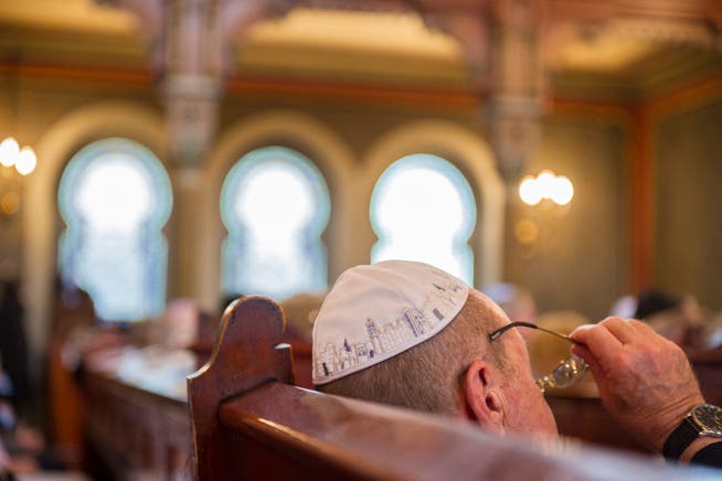 Auch in der Synagoge an der Frongartenstrasse tragen Männer eine Kippa, die jüdische Kopfbedeckung.Bild: Urs Bucher (26. August 2012)
