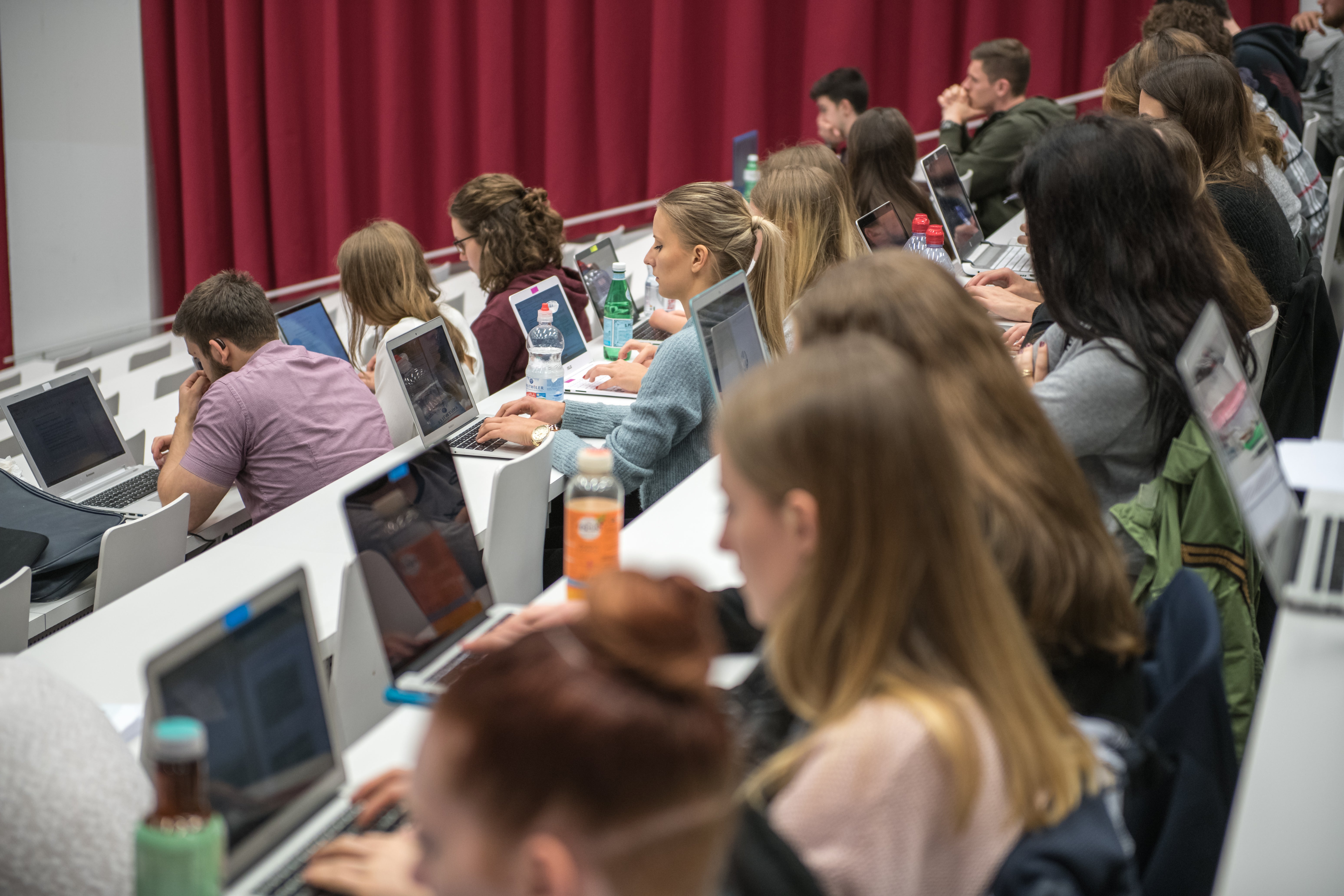 Abgänger Der Uni Luzern Finden Am Einfachsten Einen Job