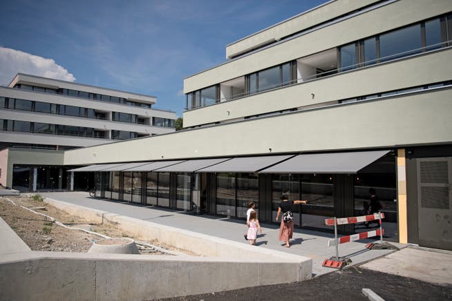 Die neue Überbauung Lindaupark in Rothenburg bietet Raum für Wohnungen und Läden. (Bild: Corinne Glanzmann, 23. August 2018)