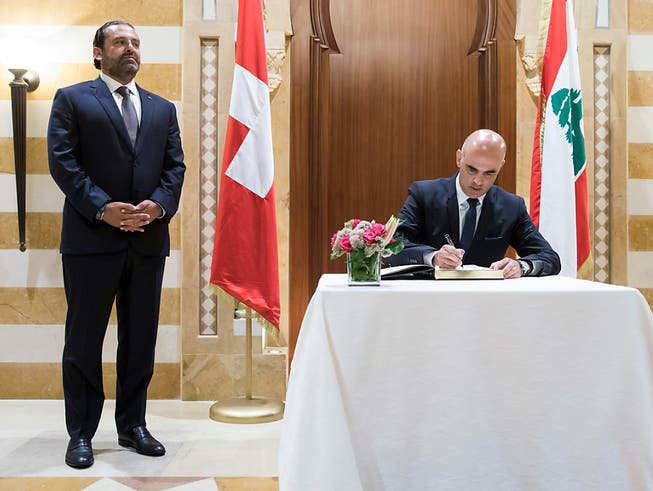 Will eine würdevolle Rückkehr der Flüchtlinge nach Syrien: Bundespräsident Alain Berset mit dem libanesischen Premierminister Saad Hariri (links) in Beirut. (Bild: KEYSTONE/PETER KLAUNZER)
