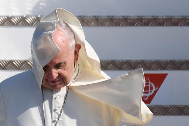Im Gegenwind: Papst Franziskus während seines Besuchs in Irland am Wochenende. Ciro Fusco/EPA; Dublin, 25. August 2018)