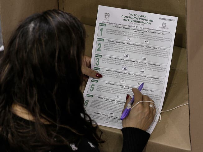 Die Volksbefragung zu sieben Anti-Korruptions-Massnahmen liess viele Kolumbianer kalt. Weniger als ein Drittel aller Wahlberechtigten nahm dran teil. (Bild: KEYSTONE/AP/IVAN VALENCIA)