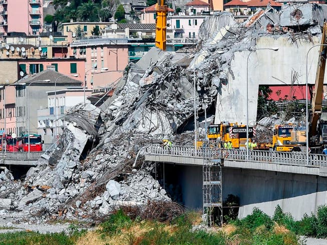 Die italienische Regierung will den Wiederaufbau der eingestürzten Autobahnbrücke selber an die Hand nehmen und nicht der Betreibergesellschaft überlassen. (Bild: KEYSTONE/AP ANSA/SIMONE ARVEDA)