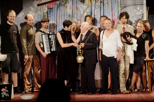 Walter Andreas Müller übergibt Dramaturgin Thea Reiffler die "Hagenwiler Glocke". (Bild: Christian Schroff)