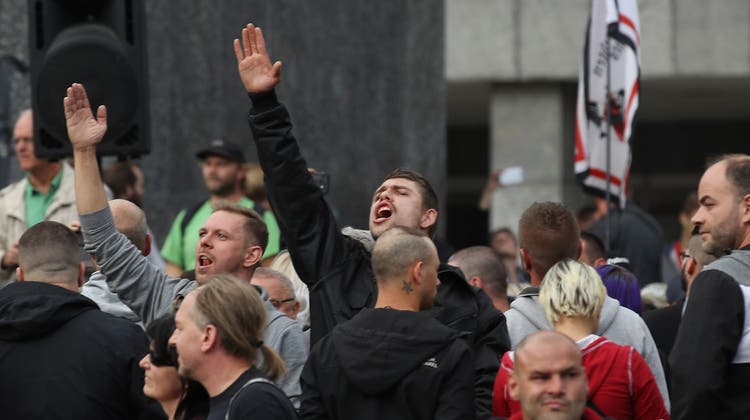 Inmitten des ausländerfeindlichen Mobs hebt ein Mann seinen Arm zum Hitlergruss. (Bild: Sean Gallup/Getty Images (Chemnitz, 27. August 2018))
