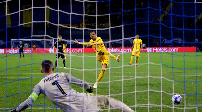 Guillaume Hoarau von den Young Boys verwandelt einen Penalty. (Bild: EPA/ANTONIO BAT (Zagreb, 28. August 2018))