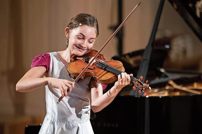 Alma Deutscher (13) überzeugte nicht nur am Klavier, sondern auch an der Violine. (Bild: Patrick Hürlimann/LF, 29. August 2018)