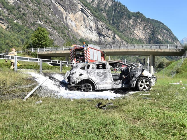 Das Auto überschlug sich neben der Autobahn und begann dann zu brennen. (Bild: Kapo GR)