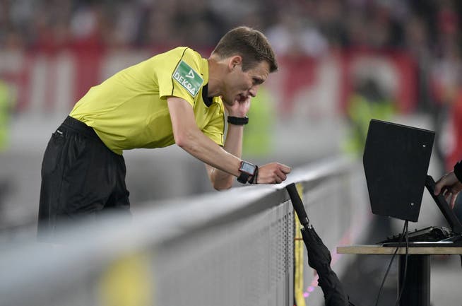 Bald könnten die Schiedsrichter in der Schweiz Rücksprache halten mit dem Video-Assistenten. (Bild: Imago)