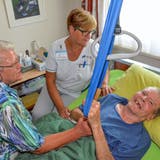 Trudi Dengler und Pflegefachfrau Susanne Schwager kümmern sich täglich liebevoll um Armin Dengler. (Bilder: Christoph Heer)