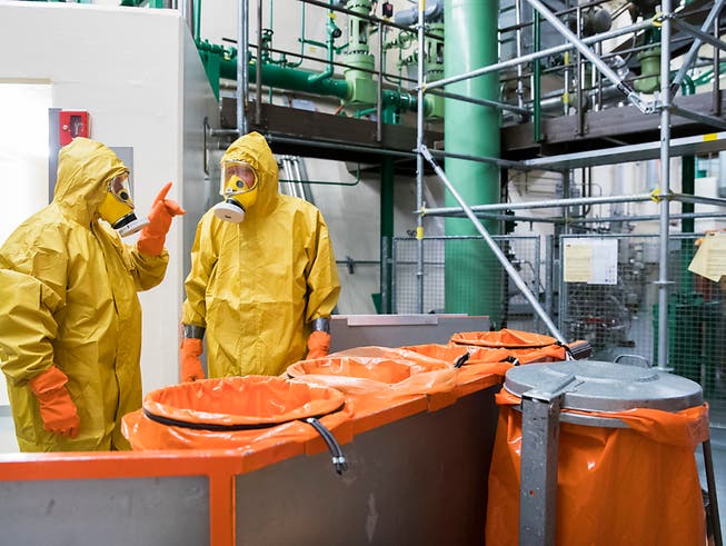 Zur Jahresrevision gehört auch, dass Angestellte in Schutzanzügen Bestandteile des Reaktors untersuchen und warten. (Bild: KEYSTONE/PETER KLAUNZER)
