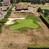 Auf dem Golfplatz Lipperswil herrscht Dürre: Lediglich die Greens sind noch wirklich grün - der Rest ist braun vor Trockenheit. (Bilder: Reto Martin)