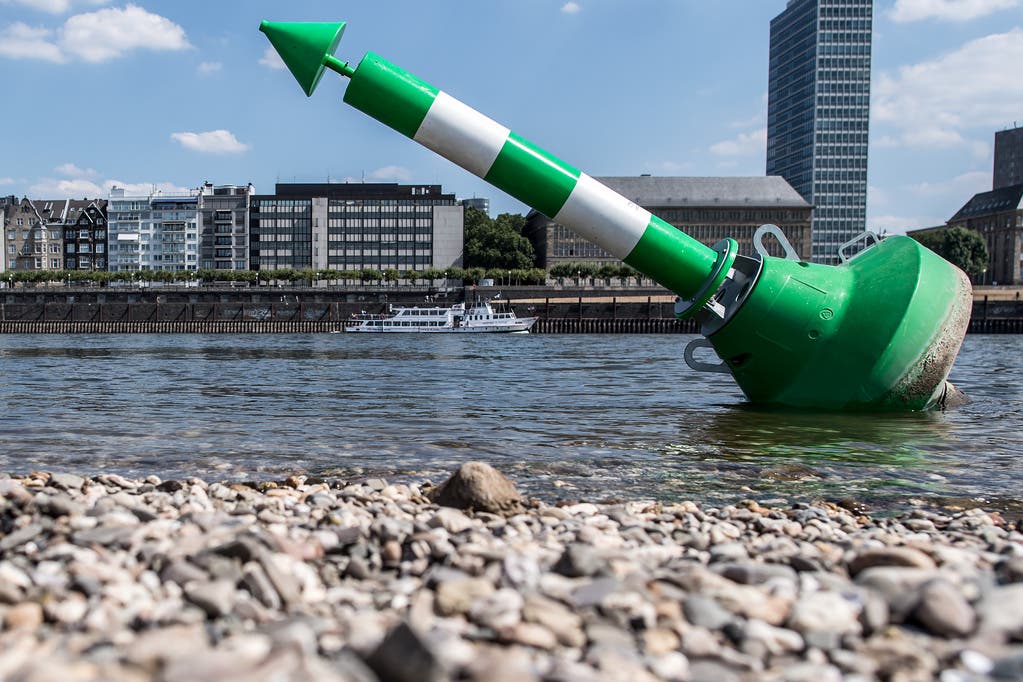Diese Boje liegt wegen des niedrigen Wasserstands im Rhein bei Düsseldorf beinahe auf dem Trockenen. (Bild: Keystone)
