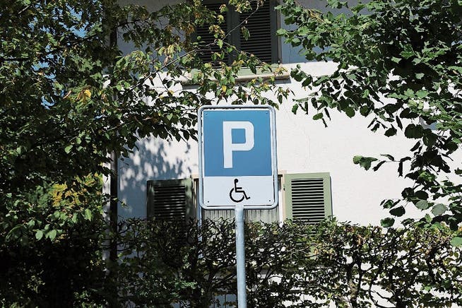 Die Tafel zeigt an, dass dieser Parkplatz nur für IV-Fahrzeuge ist. (Bild: Vivien Huber)
