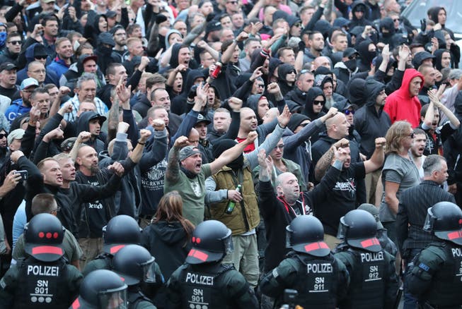 Polizisten stehen in der Innenstadt am Karl-Marx-Monument bei einer Kundgebung der rechten Szene, um ein Aufeinanderprallen von rechten und linken Gruppen zu verhindern. (Bild: KEYSTONE/DPA/Jan Woitas, 27. August 2018)