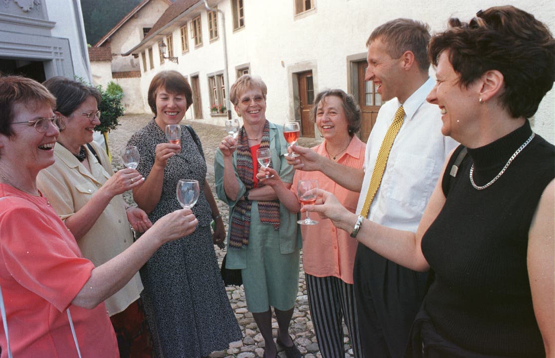 Konrad Graber besucht das CVP-Frauenfest in Altishofen im Mai 1999 und stösst mit Marianne Moser (v.l.) , Rösy Blöchliger, Brigitte Mürner, Rosmarie Dormann, Klara Röösli und Ida Glanzmann beim Schloss Altishofen an. (Bild: Archiv LZ)
