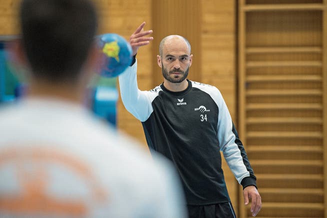 Mario Obad (am Ball) während des Trainings in der Eichli-Halle. (Bild: Dominik Wunderli (Stans, 28. August 2018)