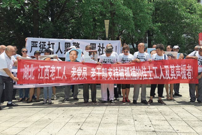 Auch Mao Zedong darf nicht fehlen: demonstrierende Jasic-Arbeiter in Shenzhen. (Bild: Sue-in Wong/Reuters (6. August 2018))