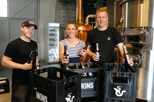 Sie stehen hinter dem neuen Krienser Bier: Braumeister Uli Neurohr, Jeanine Krummenacher und Michael Grüter (von links). (Bild: PD)