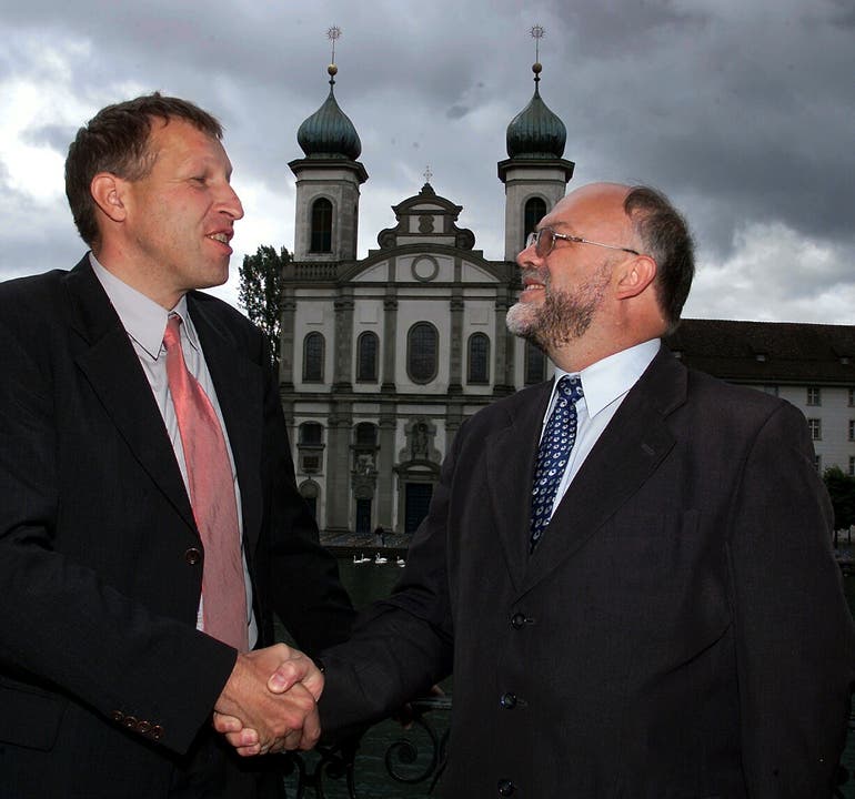 Konrad Graber übergibt 2001 das Präsidentenamt der CVP Luzern an Ruedi Lustenberger. (Bild: Archiv LZ)