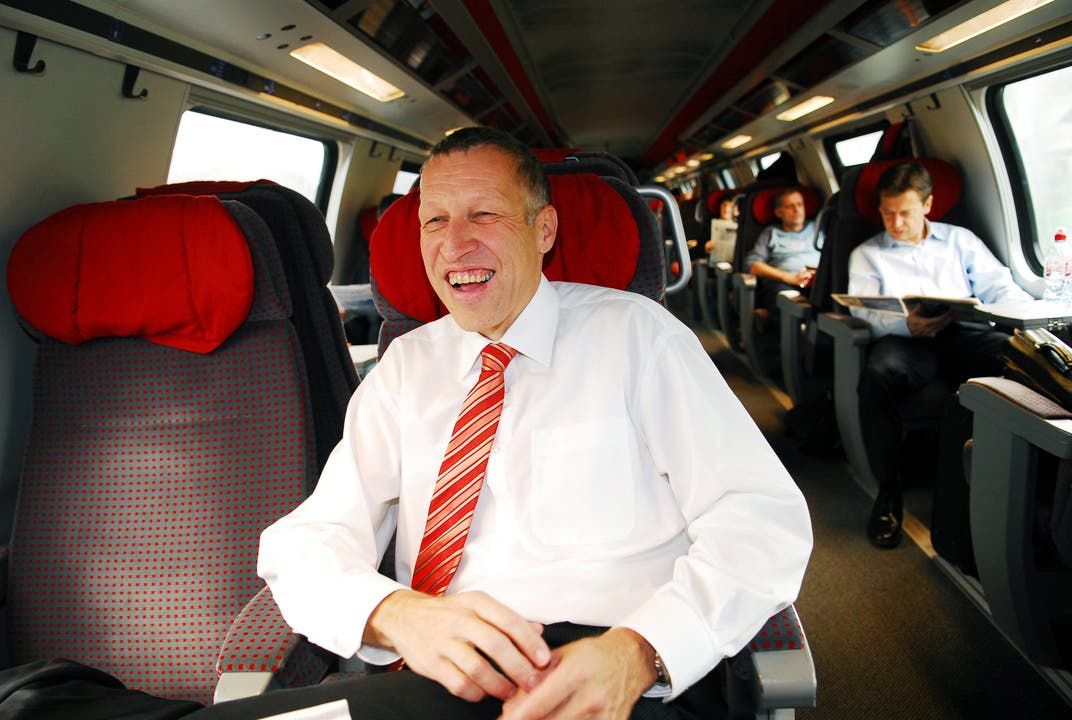 Konrad Graber fährt im Dezember 2007 im Zug zu seiner ersten Session in Bern als Ständerat. (Bild: Corinne Glanzmann) 