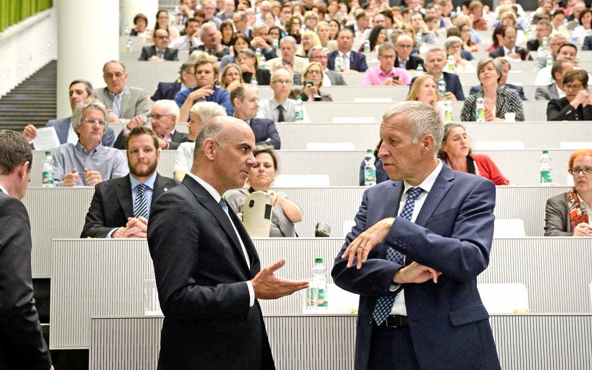 Im Mai 2016 spricht Bundesrat Alain Berset anlässlich einer Informationsveranstaltung an der Uni Luzern zur Rentenreform 2020 mit Konrad Graber. (Bild: Nadia Schärli)