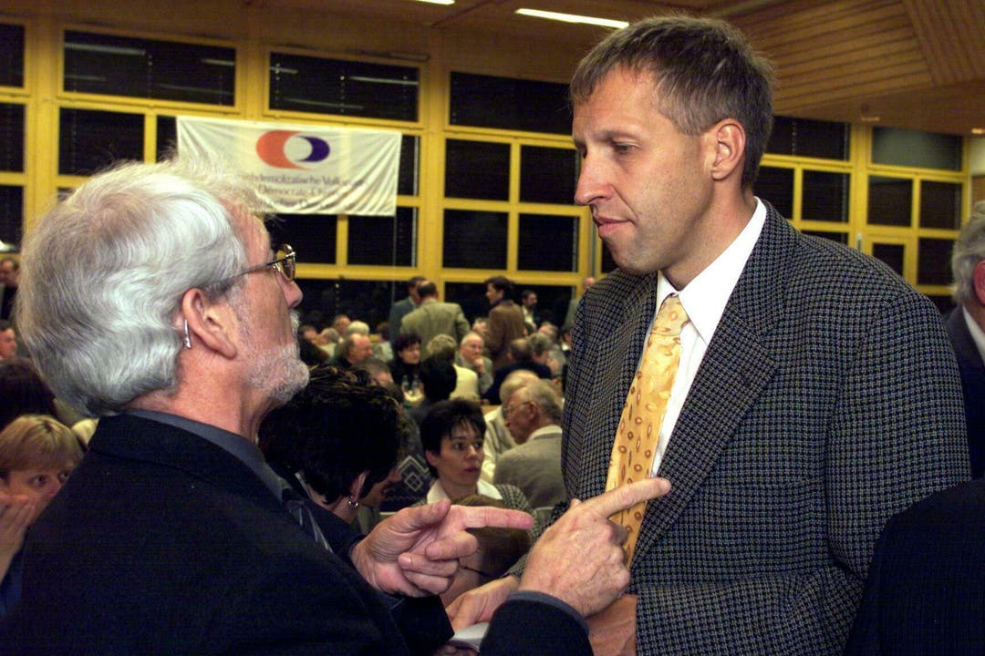 Konrad Grabers Politik-Karriere in Bildern: Konrad Graber (rechts) während der Delegiertenversammlung der CVP Kanton Luzern in Schenkon im April 1999. Damals amtete er als Präsident. (Bild: Archiv LZ)