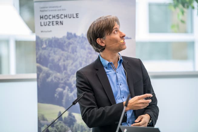 HSLU-Professor Andreas Dietrich an der Retailbanking-Konferenz in Zug. (Bild: Nadia Schärli, 16. November 2017)