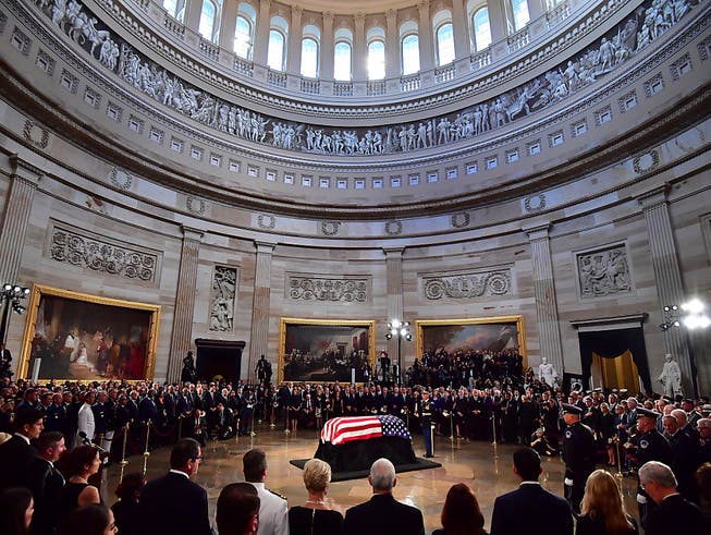 Die Leiche des republikanischen Senators John McCain wurde am Freitag in der Rotunda im Kapitol aufgebahrt - eine Ehre, die bislang nur 30 US-Bürgern zuteil wurde, unter ihnen John F. Kennedy und die schwarze Bürgerrechtlerin Rosa Parks. (Bild: KEYSTONE/AP UPI Pool/KEVIN DIETCH)
