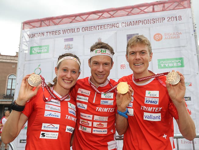 Das Schweizer Medaillen-Trio: Judith Wyder und Andreas Kyburz mit Bronze, Daniel Hubmann in der Mitte mit Gold (Bild: KEYSTONE/SWISS ORIENTEERING/REMY STEINEGGER)