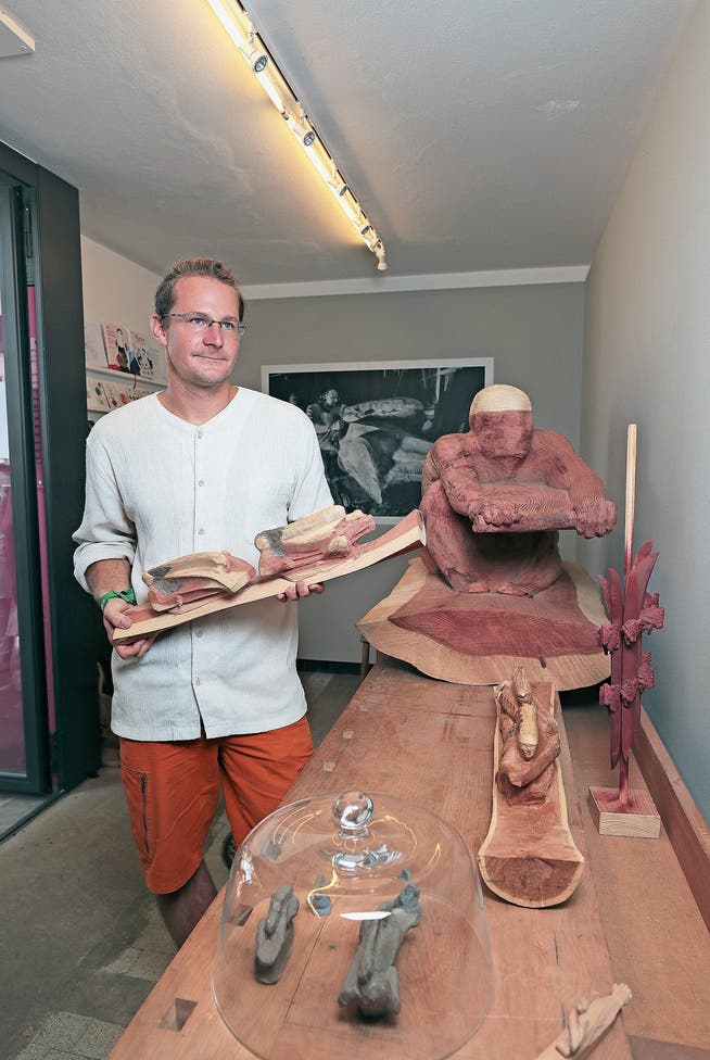 Der Chamer Künstler Daniel Züsli zeigt ein Modell seiner Arbeit. Bild: Roger Zbinden (Cham, 4. August 2018)