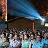 Die Besucher des Open-Air-Kinos verfolgen am ersten Abend im Innenhof des Staatsarchivs gebannt den Film. (Bild: Andreas Taverner)