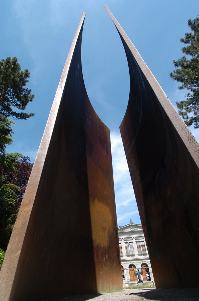 Zerschneidet den Blick aufs Kunstmuseum: die Skulptur «Trunk» von Richard Serra vor dem Theater. (Bild: Hanspeter Schiess)
