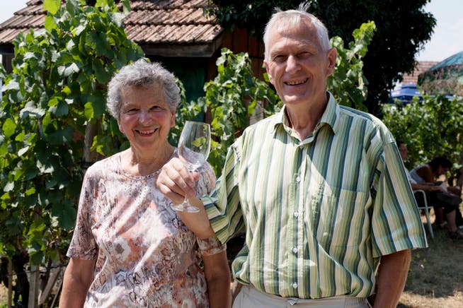 Die Besucher Silvia und Oskar Kradolfer geniessen mitten im Rebberg ein Glas Wein. (Bild: Andreas Taverner)
