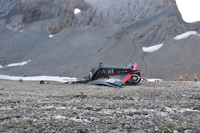 Die Absturzstelle des Oldtimer-Flugzeugs JU-52 liegt auf 2540 Metern Höhe am Piz Segnas. Die Bergungsarbeiten sind schwierig. (Bild: Kantonspolizei Graubünden)