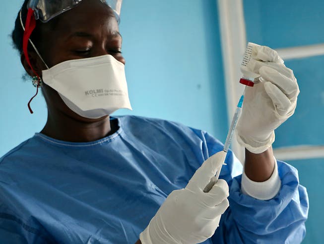 Ein Mitarbeiter der Weltgesundheitsorganisation (WHO) im Kongo bereitet eine Impfspritze gegen das Ebola-Virus vor. (Bild: KEYSTONE/AP/SAM MEDNICK)