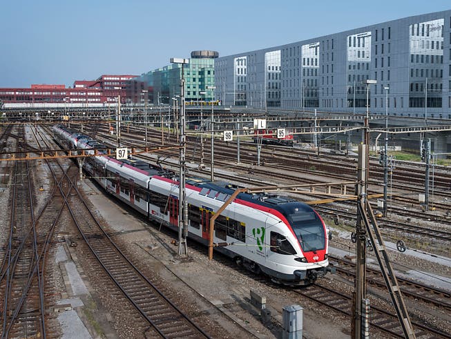Der Bahnverkehr mit Personen und Gütern ist im zweiten Quartal leicht gewachsen. (Bild: KEYSTONE/GEORGIOS KEFALAS)