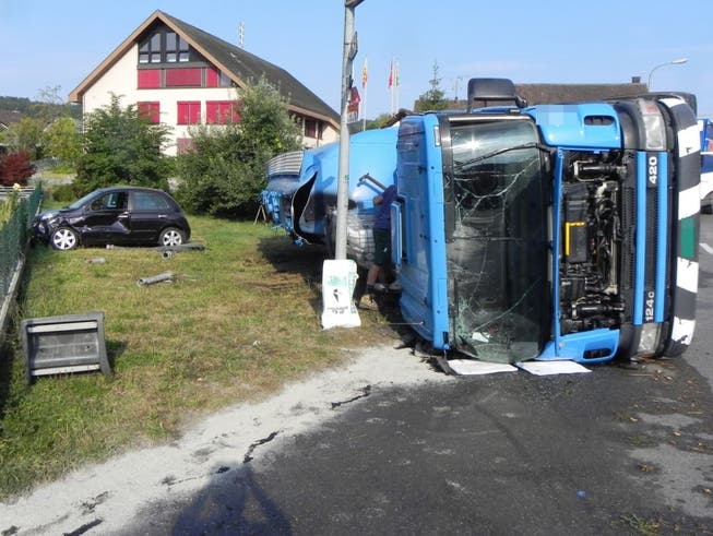 Am Dienstagmorgen hat sich ein Chauffeur bei einem Verkehrsunfall verletzt. Sein Lastwagen kippte und verlor die Ladung. (Bild: Kapo Thurgau)