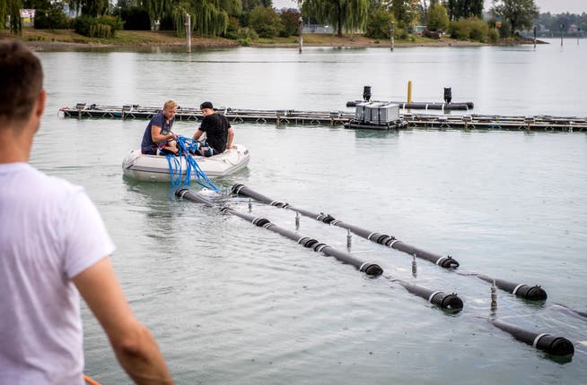 Im Schifffahrtshafen in Kreuzlingen werden die Wasserspiele für das Fantastical 2018 installiert. (Bild: Reto Martin)