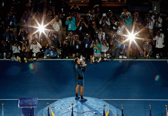 Novak Djokovic küsst den Siegerpokal der US Open, nunmehr hat er 14 Grand-Slam-Titel auf seinem Konto. (Bild: Jason DeCrow/AP (New York, 9. September 2018))