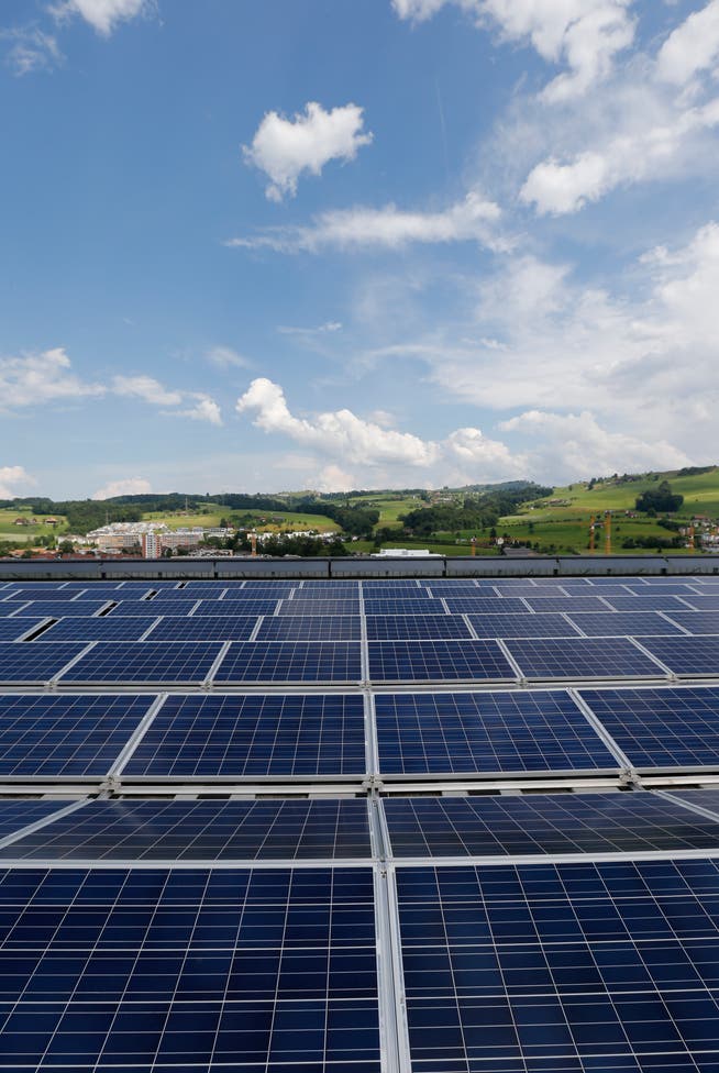 Eine Photovoltaikanlage auf dem Dach der V-Zug. Bald sollen auch Autobahnen mit Solarpanels bestückt werden. (Bild: Stefan Kaiser)
