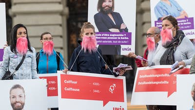 Unia kämpft mit rosa Bärten und falschen Inseraten gegen Lohnungleichheit