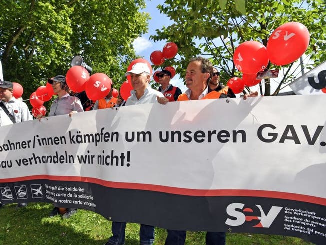 Mitte Juni waren Tausende SBB-Angestellte für ihren Gesamtarbeitsvertrag (GAV) auf die Strasse gegangen. (Bild: Keystone/WALTER BIERI)
